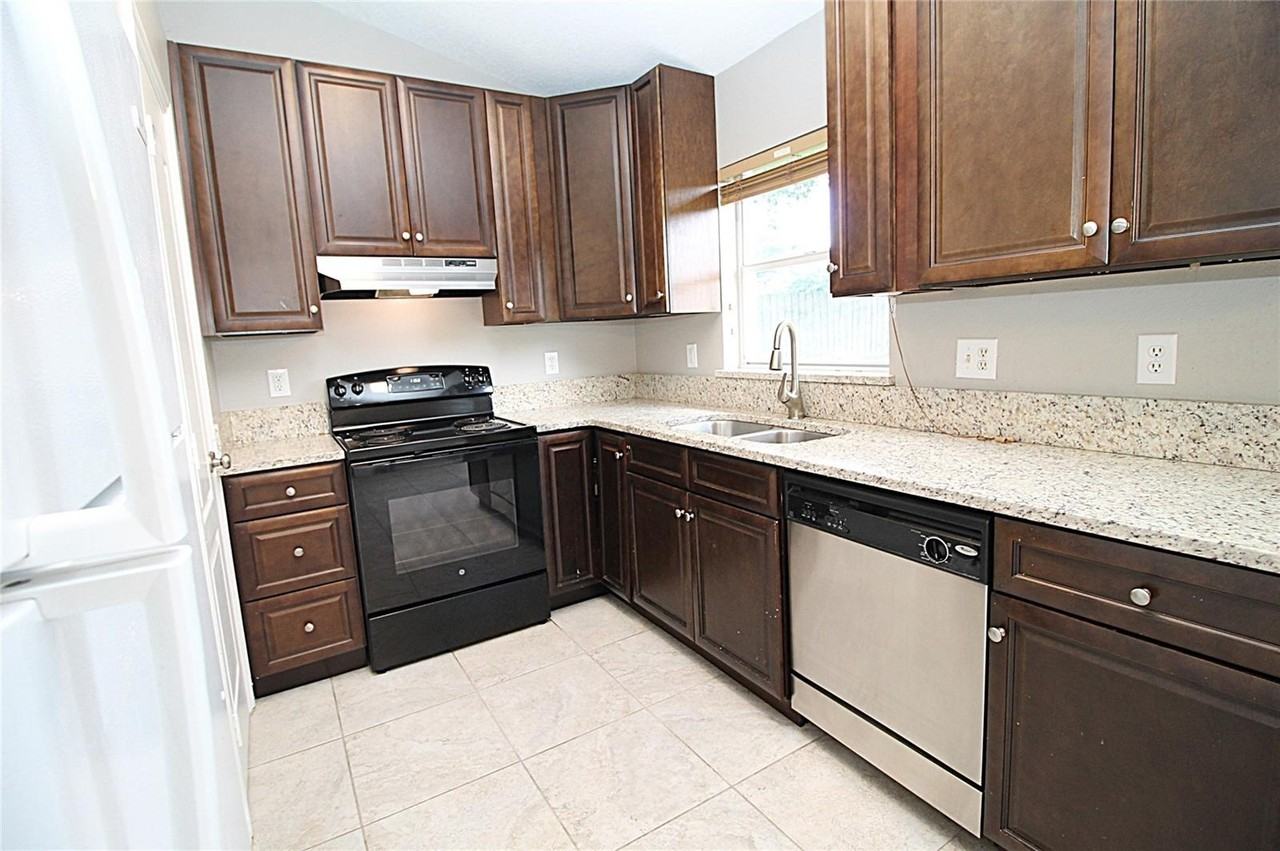 1110 Chelsea Parc Dr - Photo 4 of 19