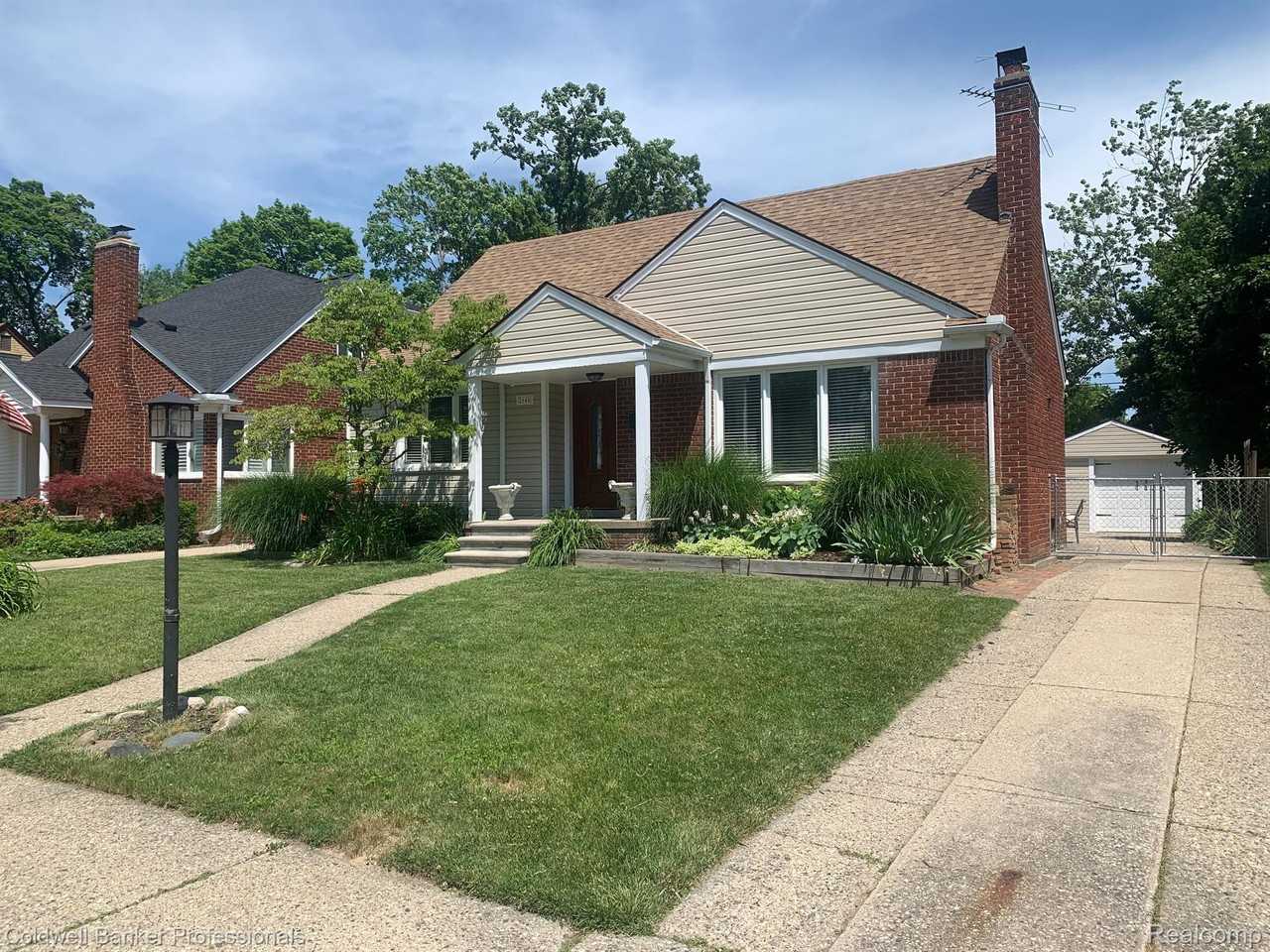 2645 Buckingham Ave - Photo 2 of 50