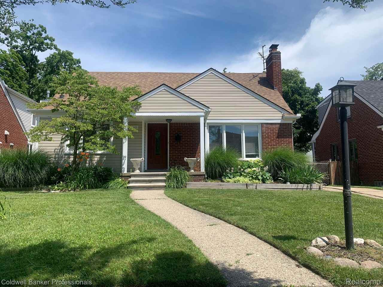 2645 Buckingham Ave - Photo 3 of 50