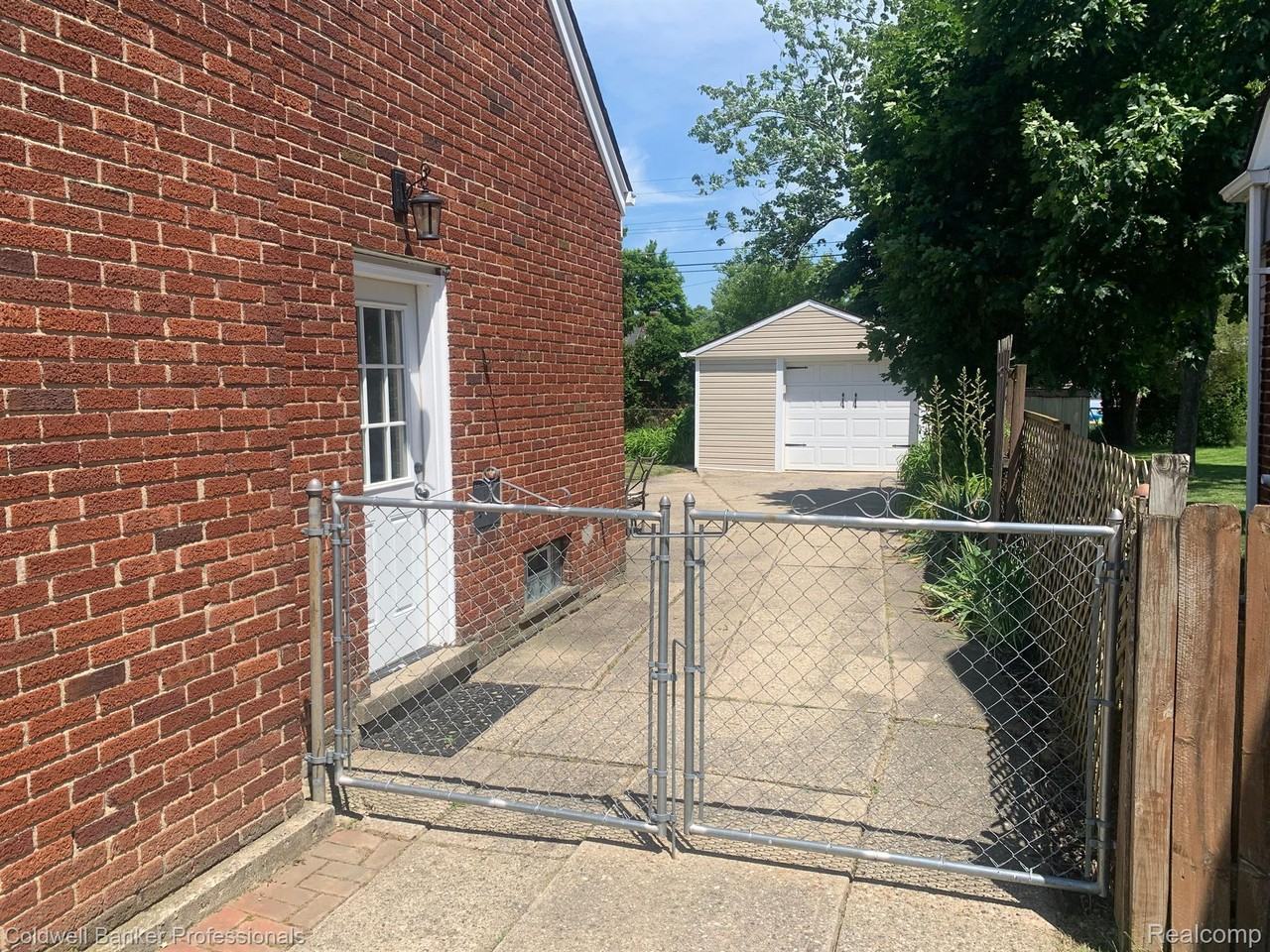 2645 Buckingham Ave - Photo 4 of 50