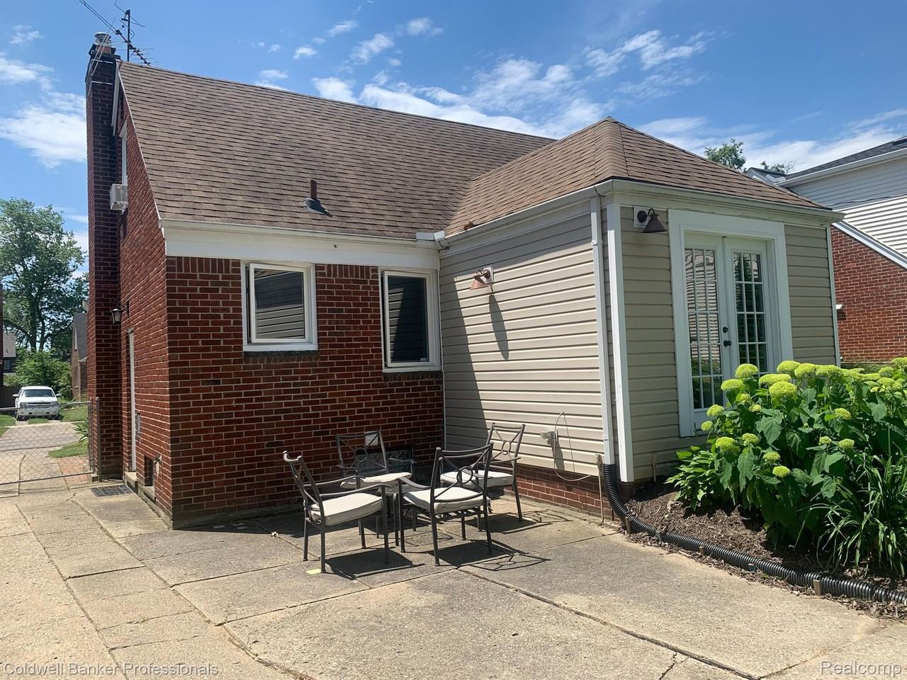 2645 Buckingham Ave - Photo 7 of 50