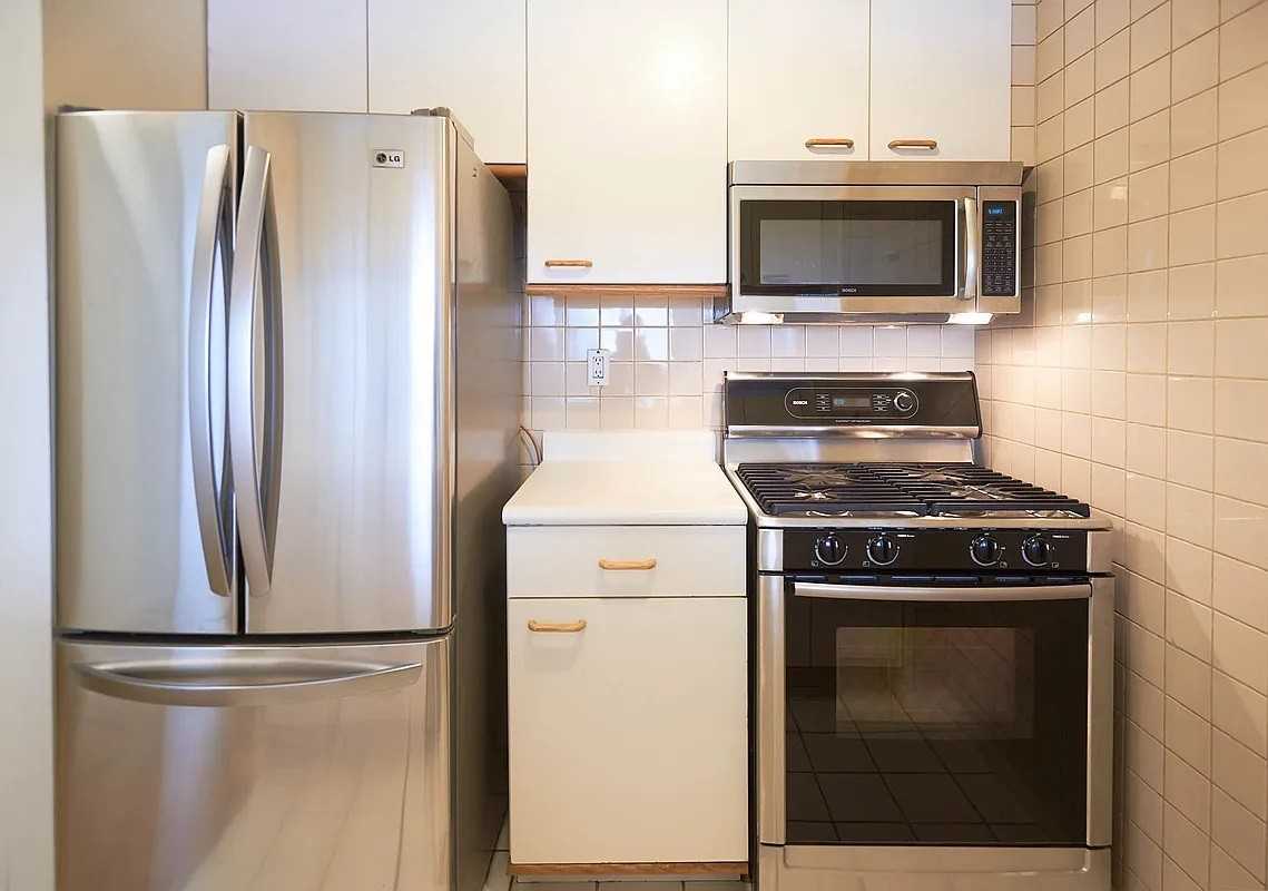 393 W 49Th St - Photo 2 of 11