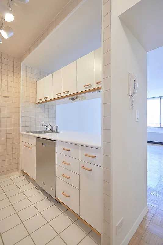 393 W 49Th St - Photo 3 of 11