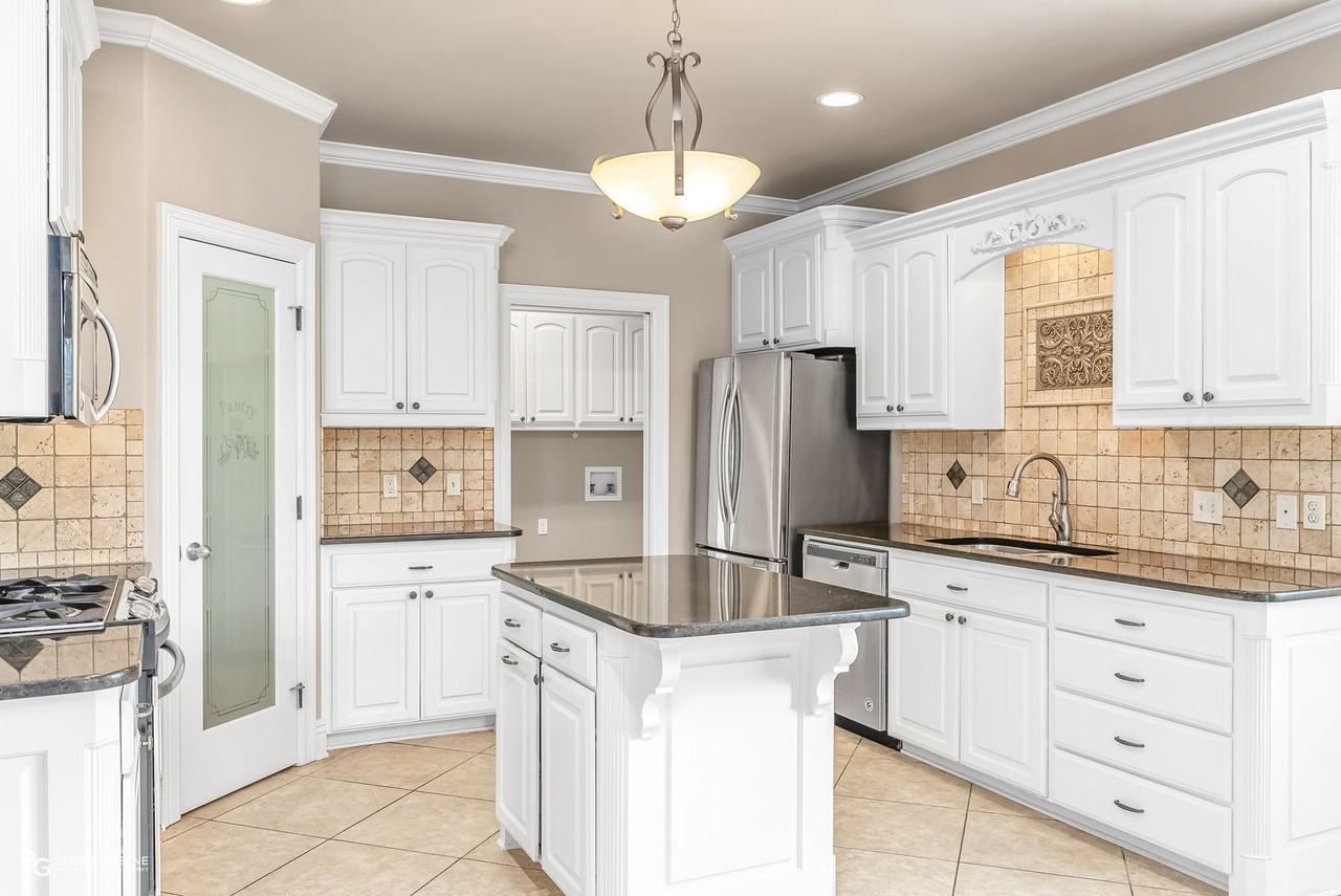 421 Perfect Pl - Photo 3 of 24