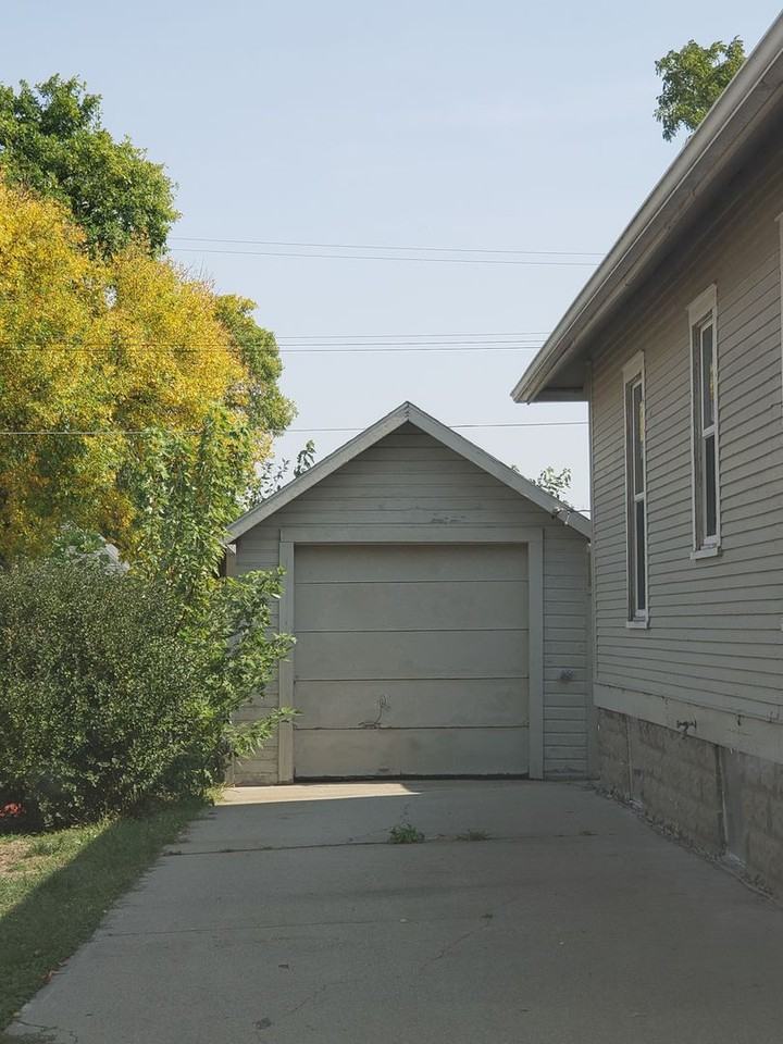 1109 S 3rd St - Photo 2 of 7