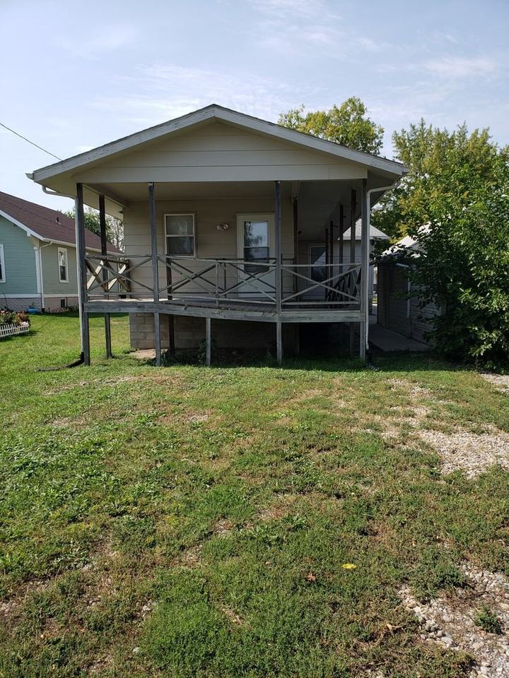 1109 S 3rd St - Photo 3 of 7