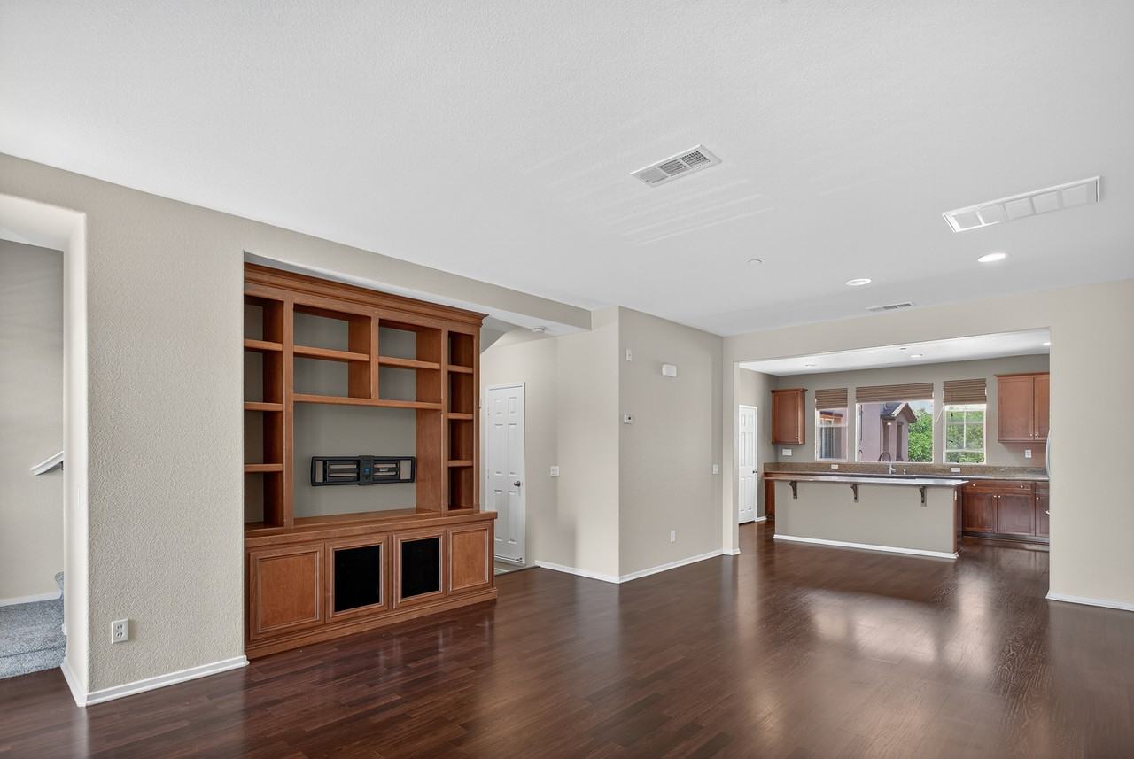 1908 Montilla St - Photo 4 of 32