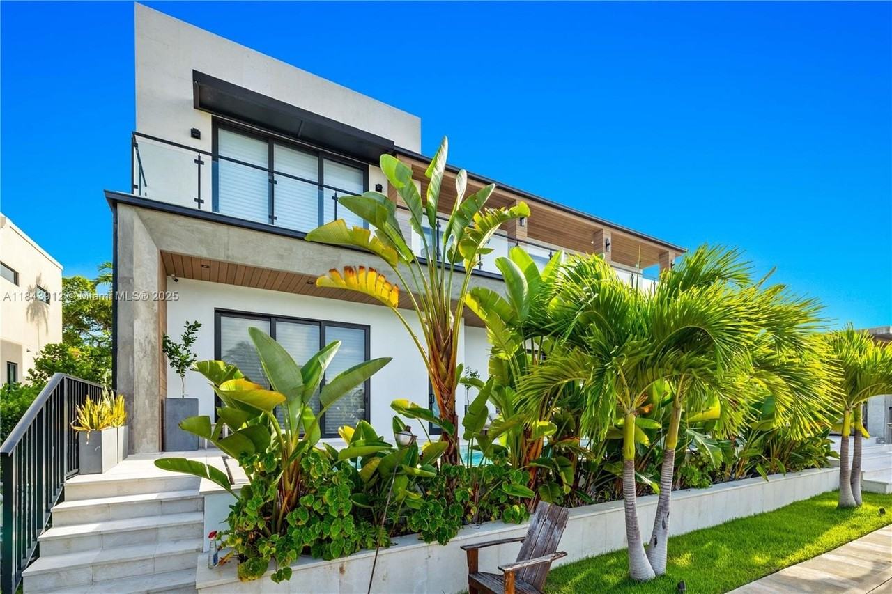 2050 S Hibiscus Dr - Photo 2 of 15