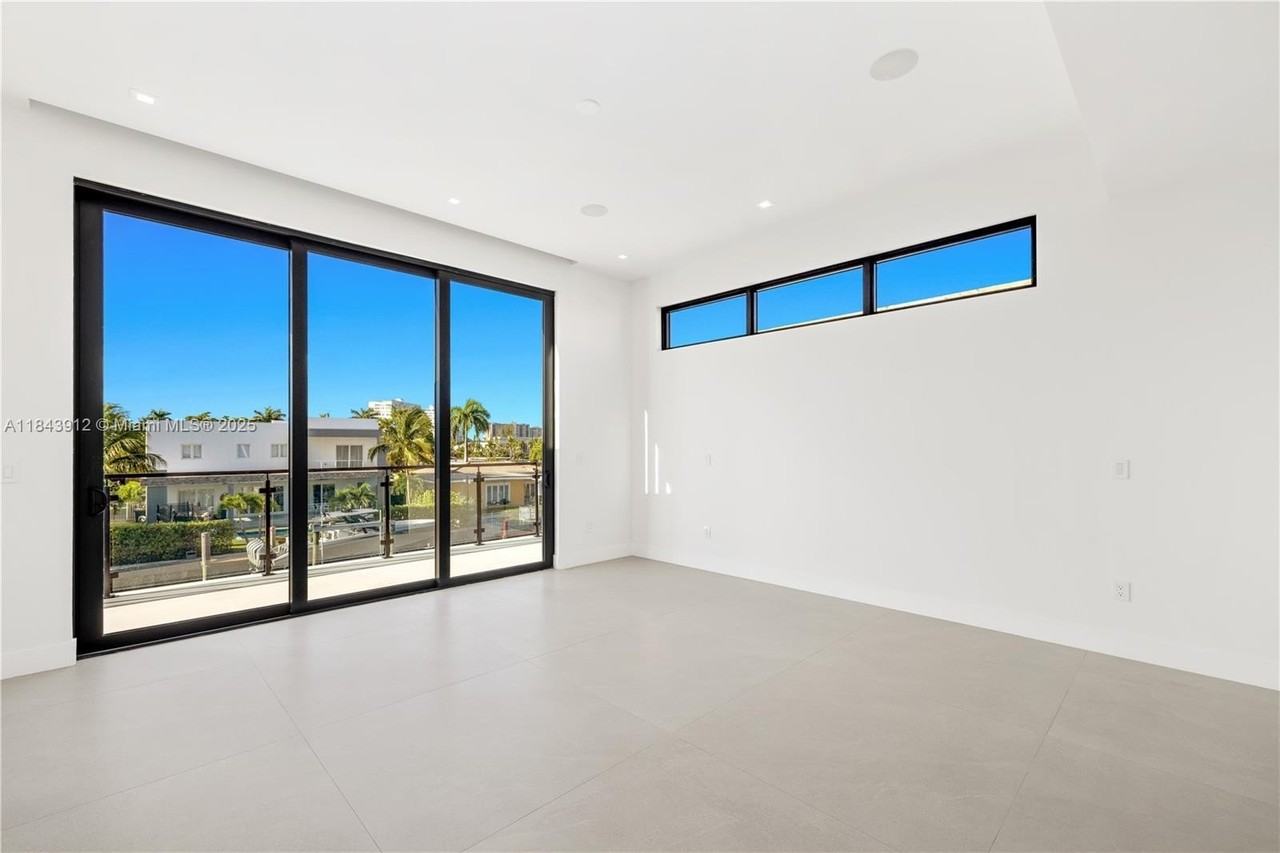 2050 S Hibiscus Dr - Photo 7 of 15