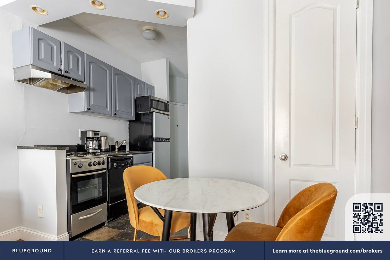 53 Leroy Street - Photo 5 of 22