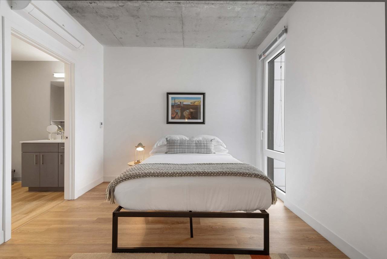 853 W Blackhawk St #1243855P - Photo 4 of 50