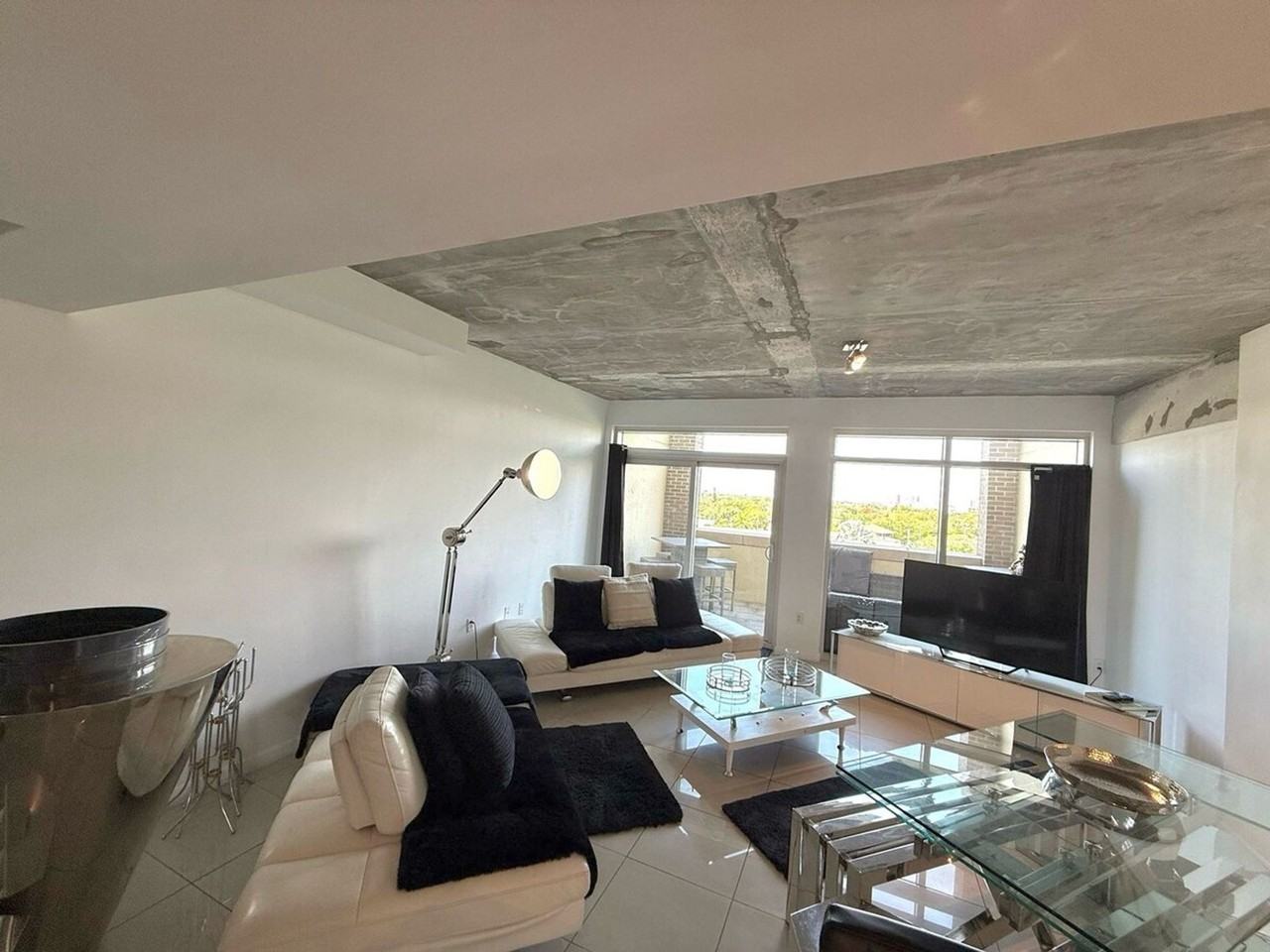 139 Ne 32nd St #1255498P - Photo 5 of 50