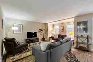 featured image of 226 S Hoyne Ave