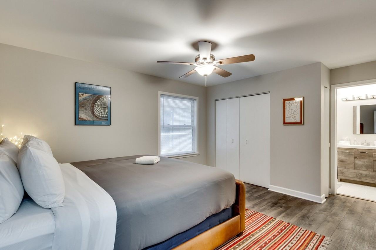 226 South Hoyne Avenue - Photo 3 of 67