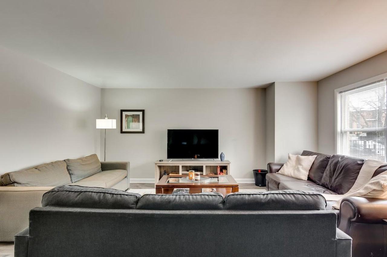 226 South Hoyne Avenue - Photo 7 of 44