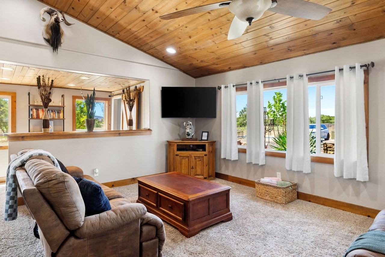 7625 North Williamson Valley Road - Photo 4 of 63