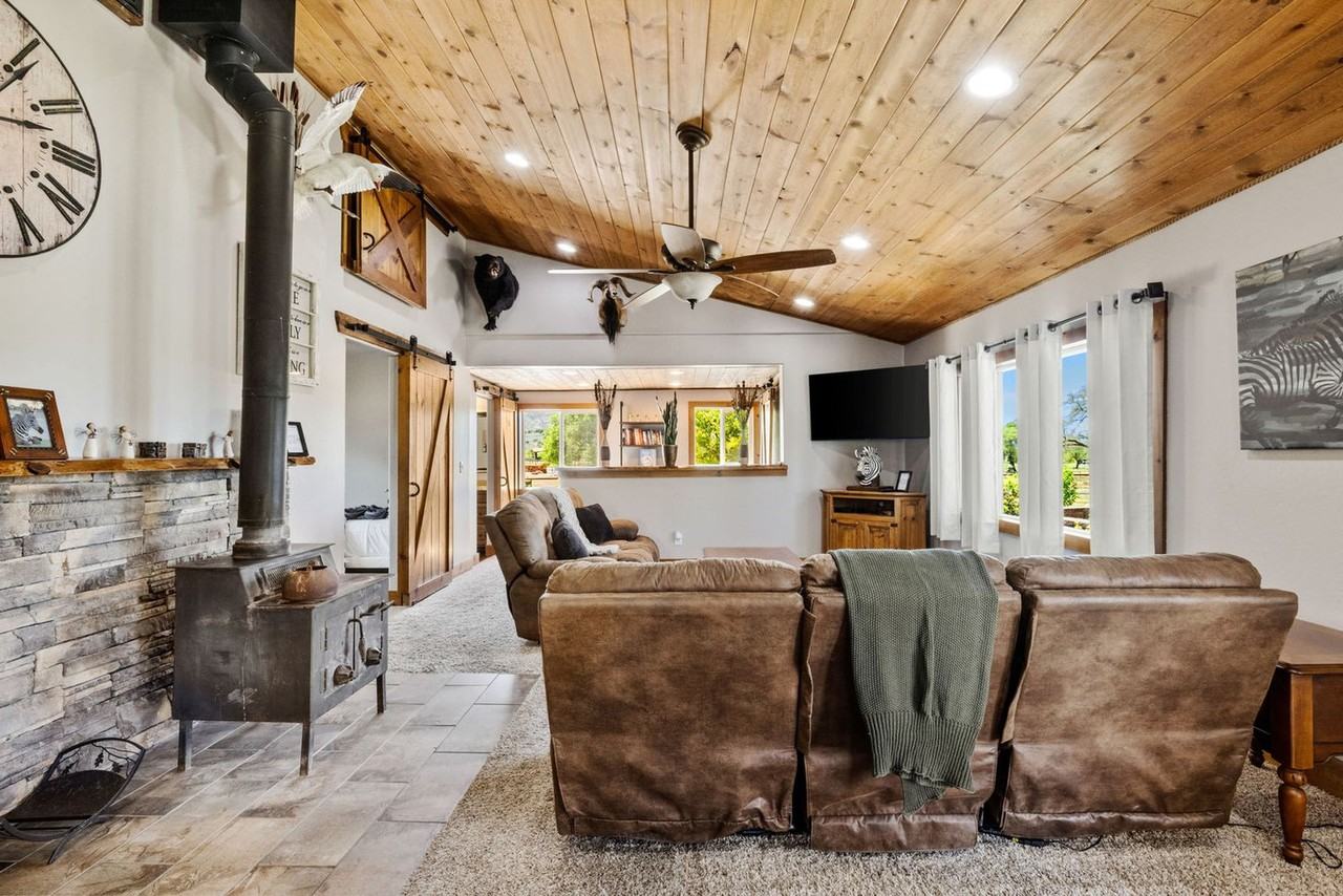 7625 North Williamson Valley Road - Photo 5 of 63