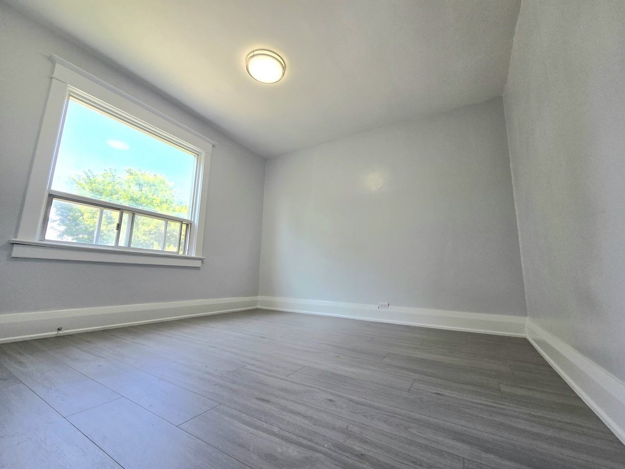344 Glebeholme Boulevard - Photo 7 of 10