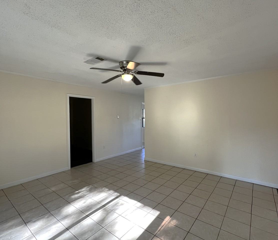 1043 Westwood Dr #NA - Photo 3 of 30
