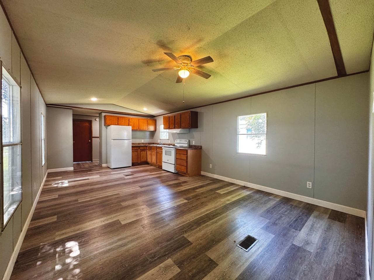 225 Community Dr - Photo 4 of 18