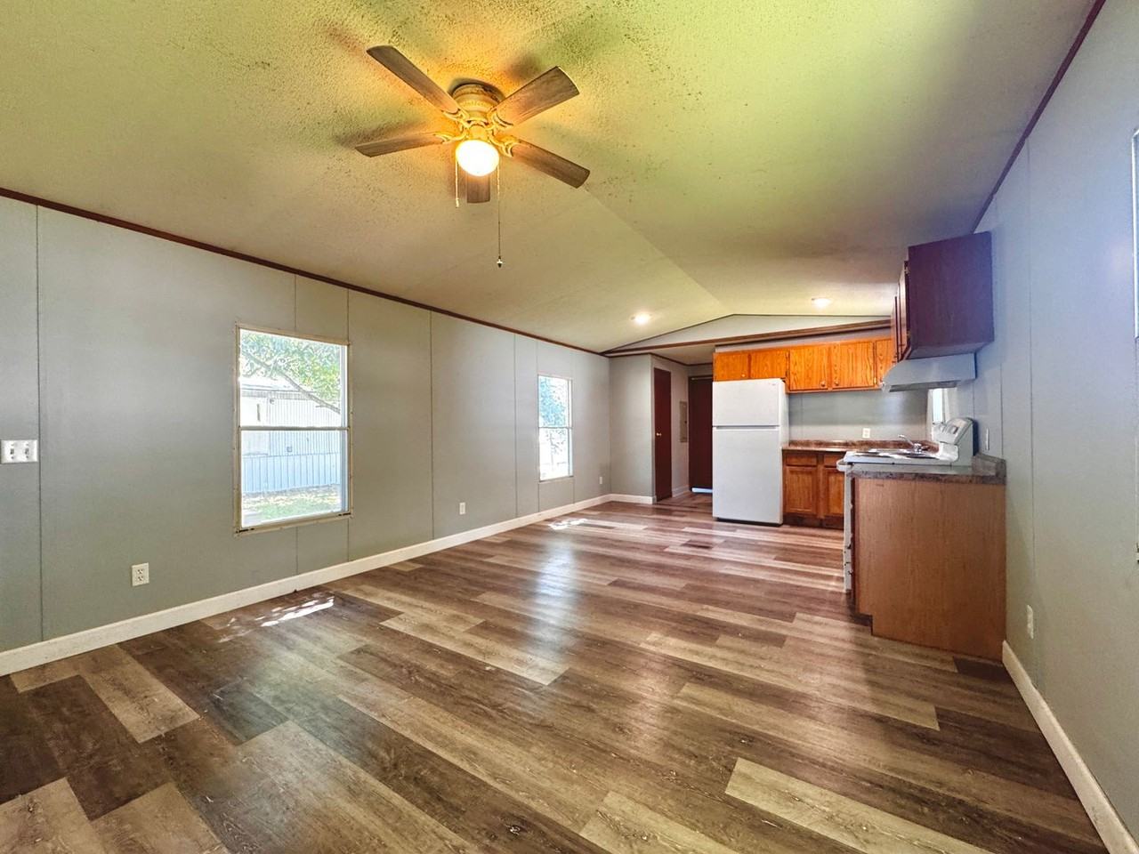 225 Community Dr - Photo 5 of 18