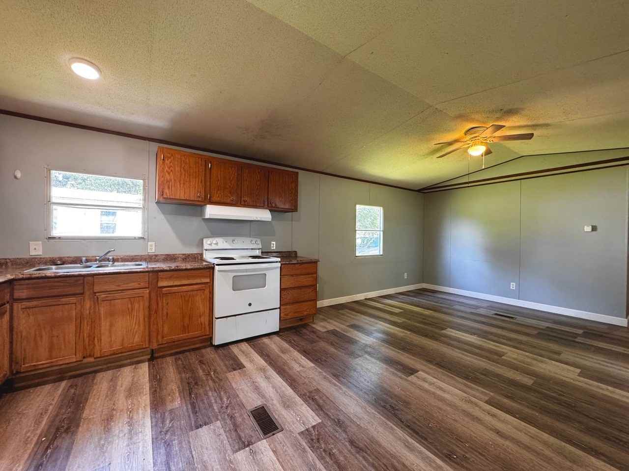 225 Community Dr - Photo 6 of 18