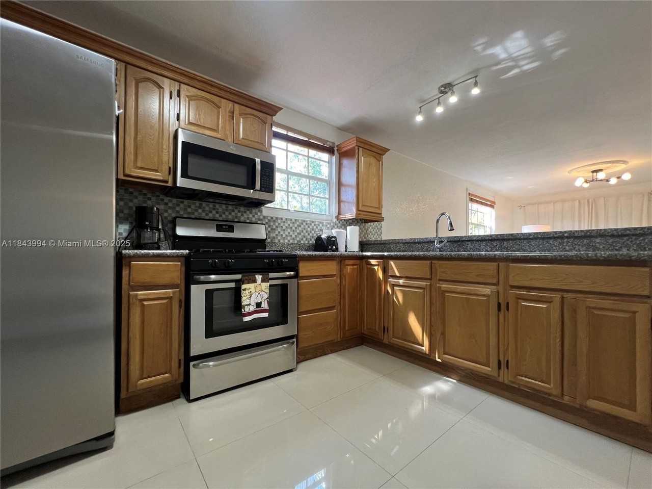 636 Nw 11th St #636 - Photo 4 of 17