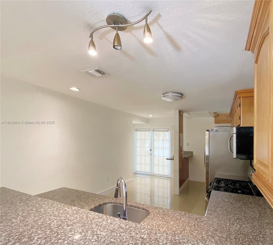 636 Nw 11th St #636 - Photo 6 of 17