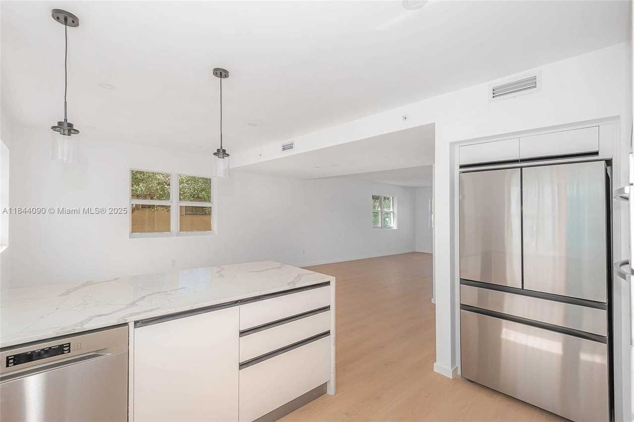 824 Se 12th Ct #1 - Photo 6 of 21