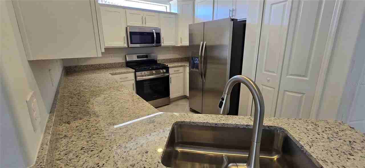 15822 Sunny Day Dr - Photo 4 of 49