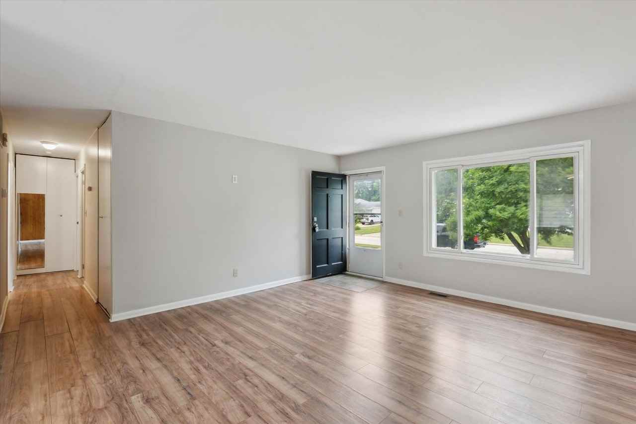 5497 Bartlett Rd - Photo 3 of 27