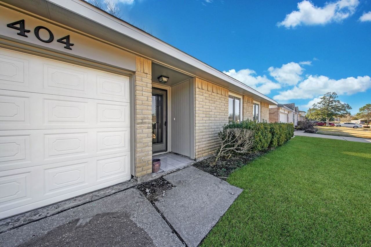 404 Brookdale Dr - Photo 2 of 16