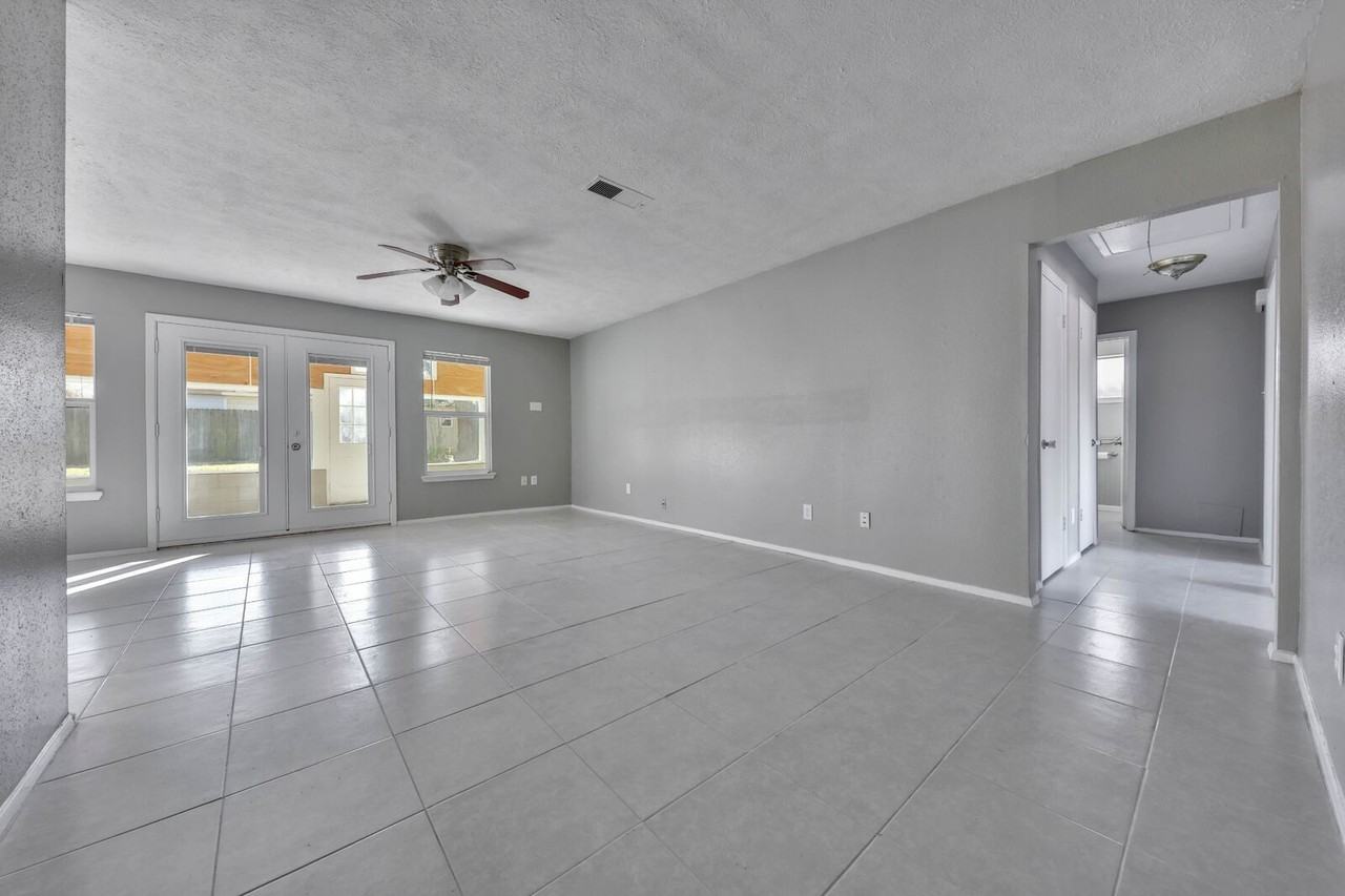 404 Brookdale Dr - Photo 3 of 16