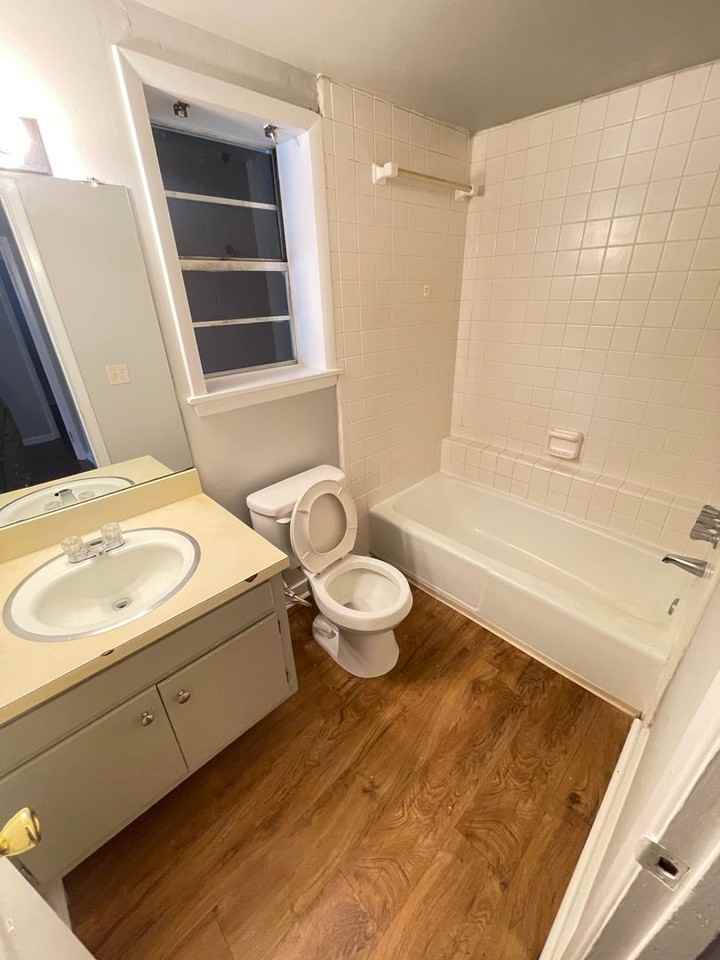 242 Georgia Ave #6 - Photo 4 of 4