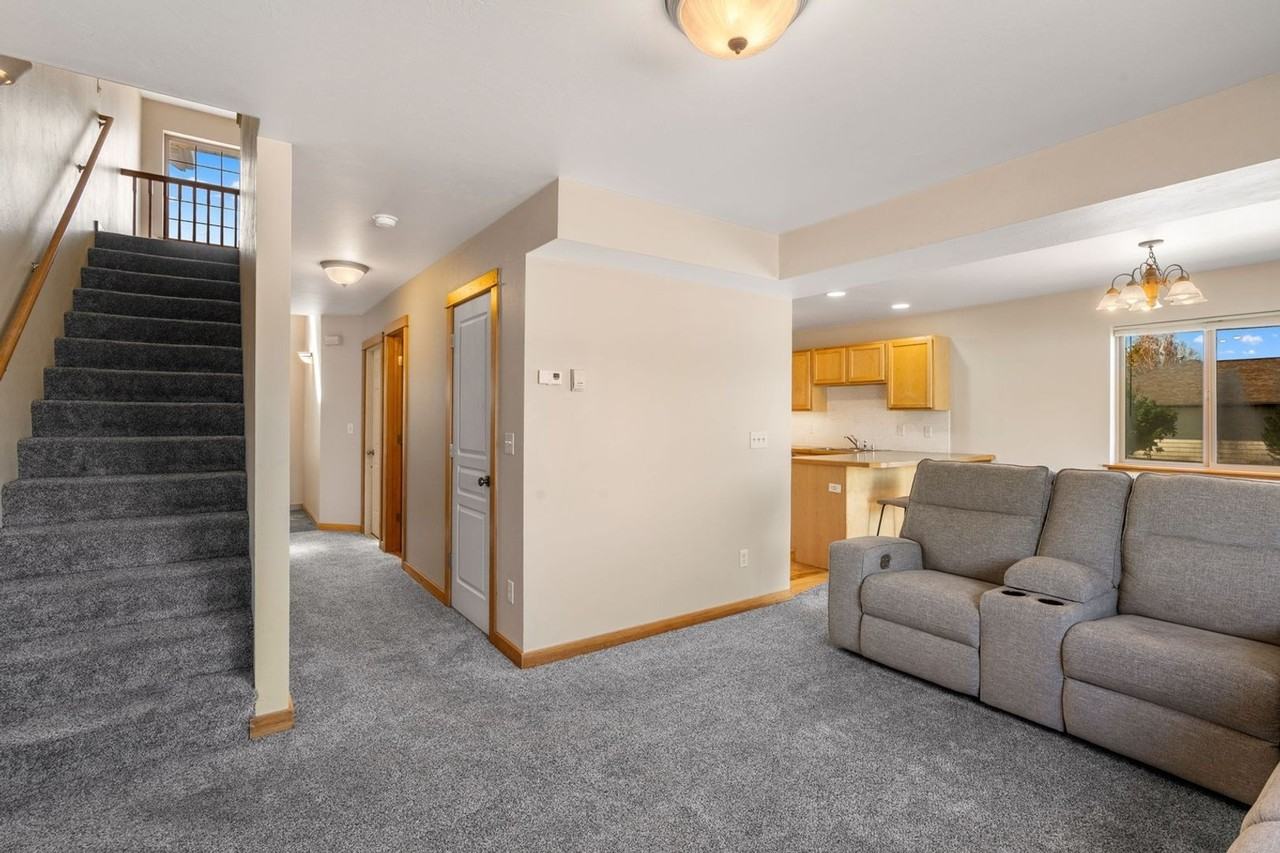 4006 Broadwater Ct - Photo 6 of 50