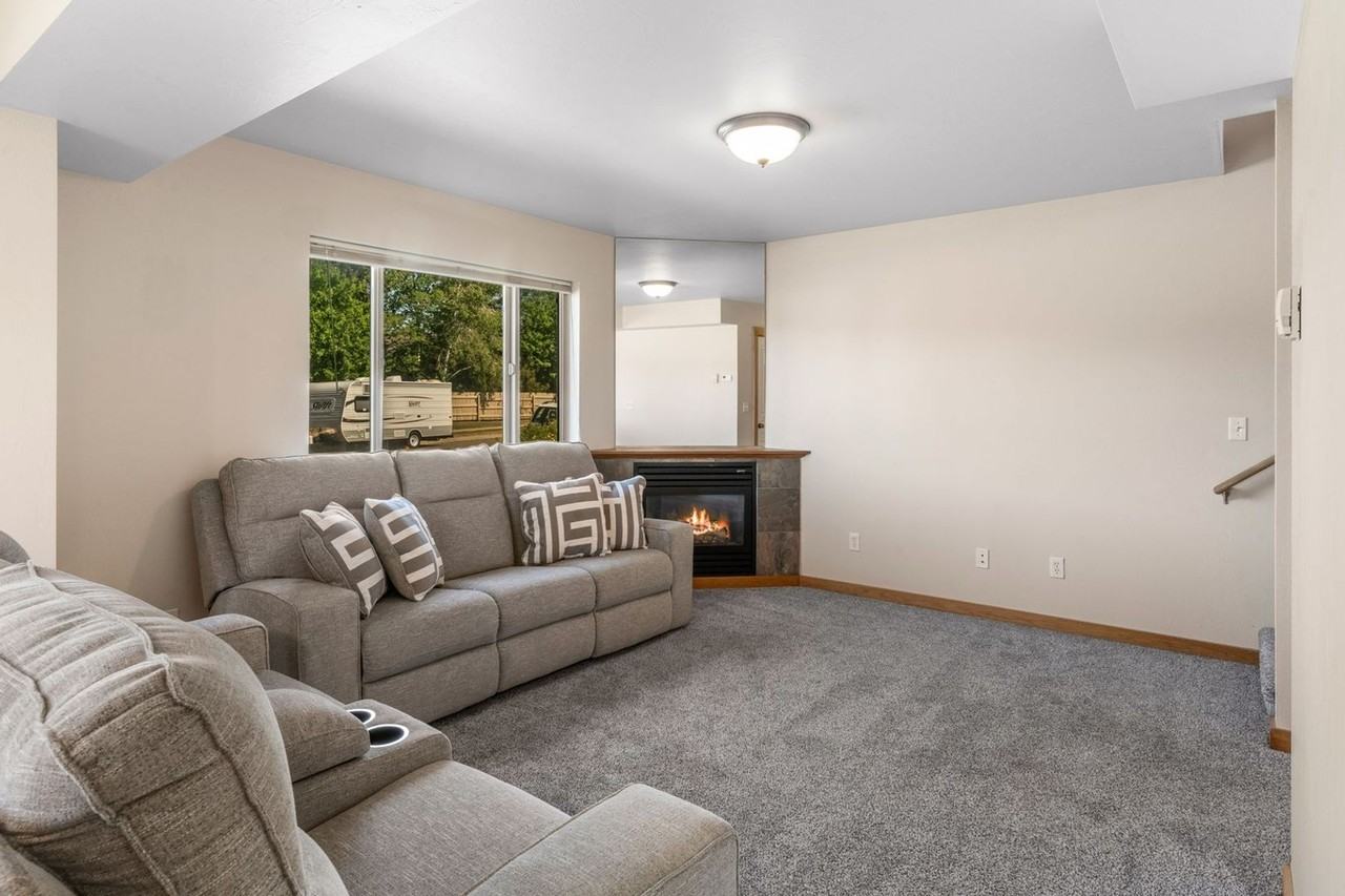 4006 Broadwater Ct - Photo 5 of 50