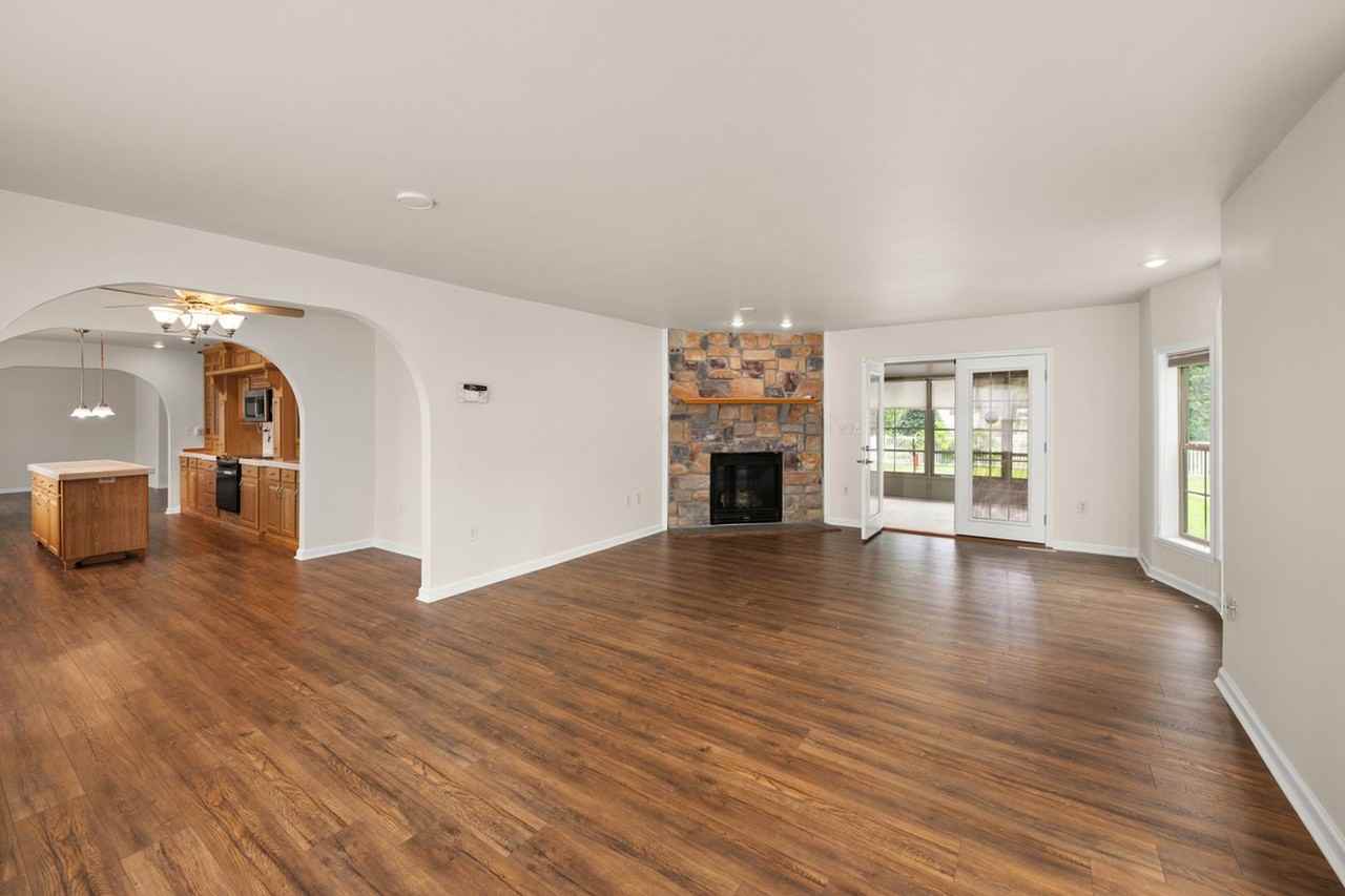 27723 Crozet Dr - Photo 3 of 36