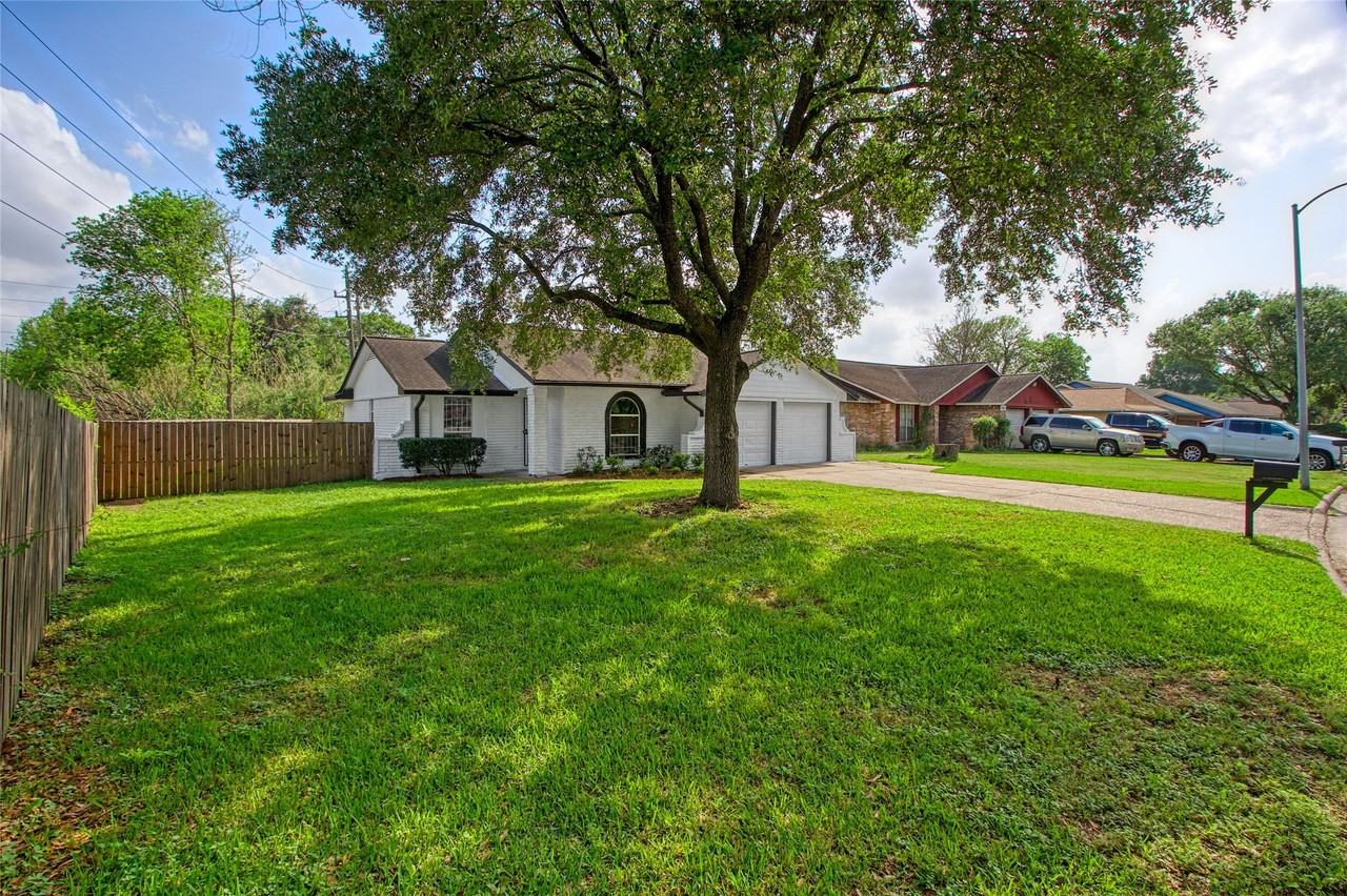 7027 Log Hollow Dr - Photo 2 of 12