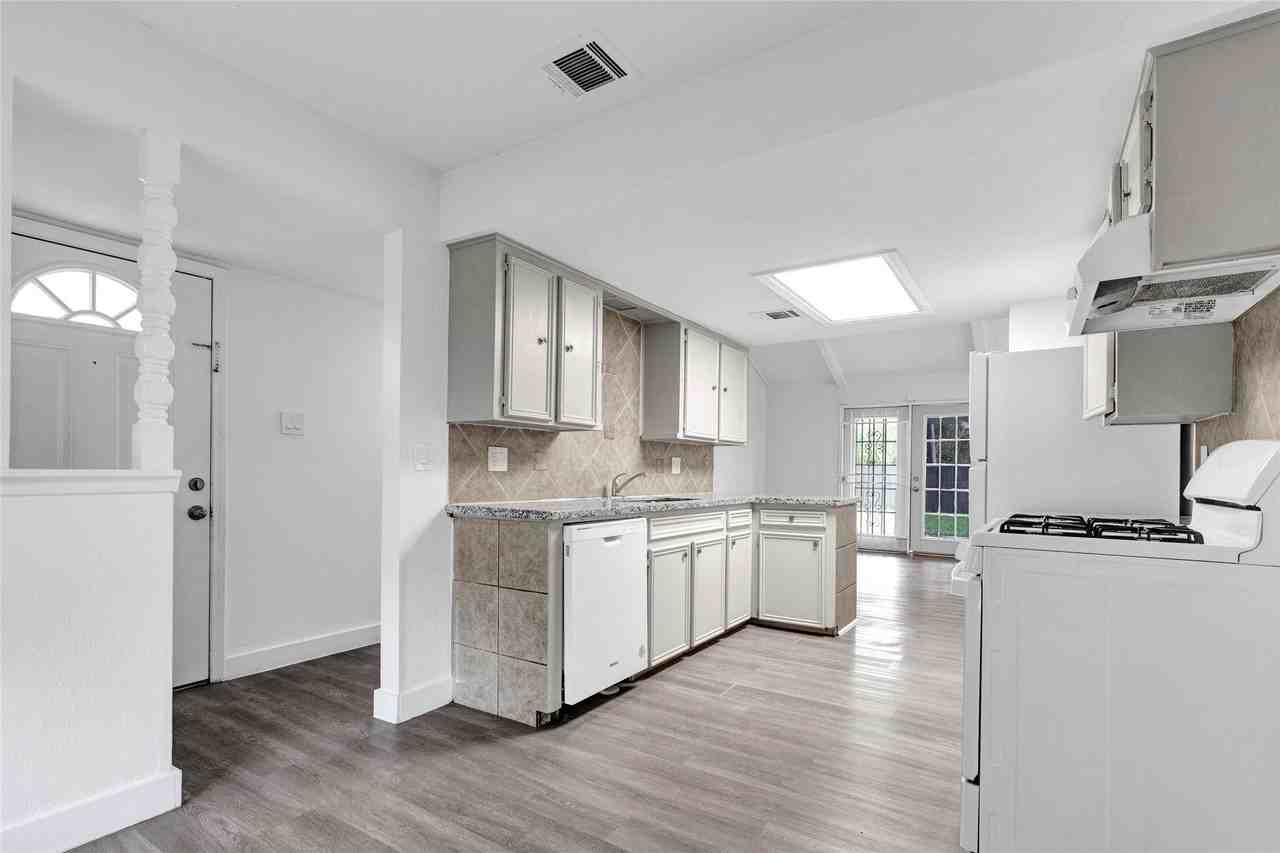 7027 Log Hollow Dr - Photo 4 of 12