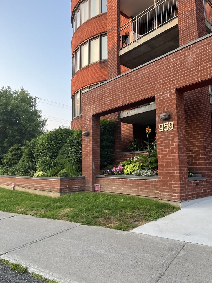 959 North River Road #201 - Photo 2 of 12