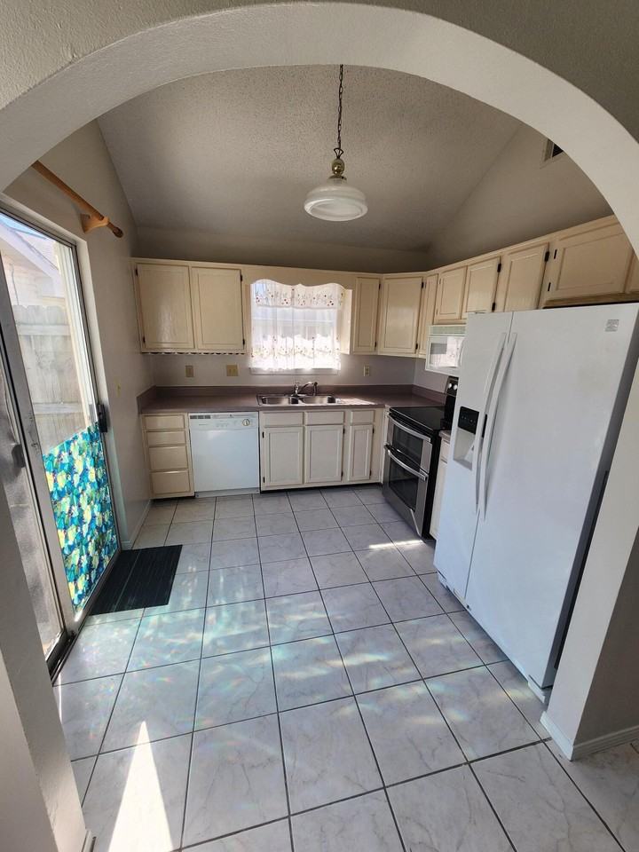 1891 Heartland Dr - Photo 4 of 7