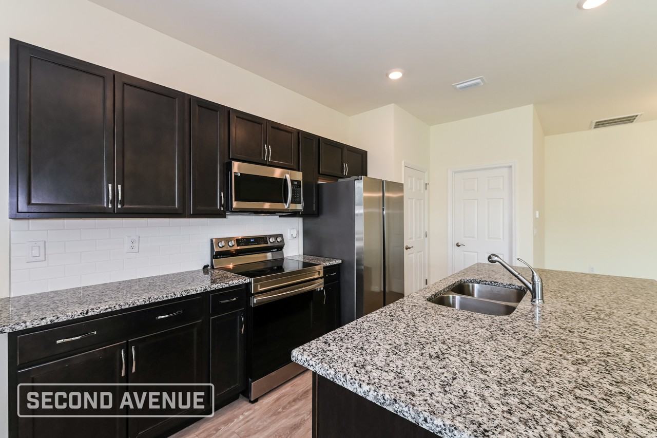 2728 Ne 6th Pl - Photo 6 of 28