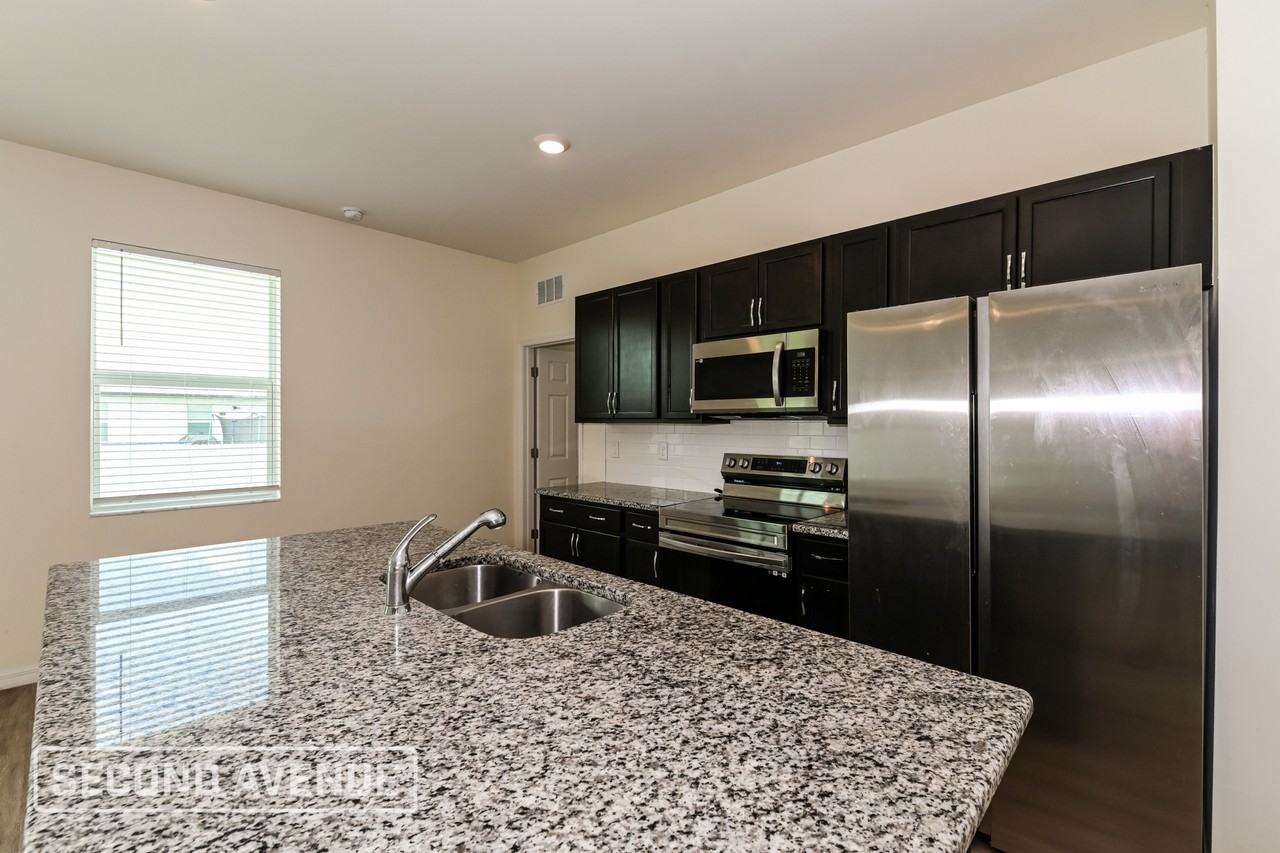 2728 Ne 6th Pl - Photo 7 of 28