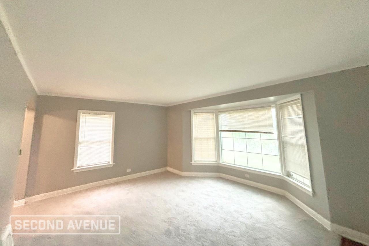 10159 S Rhodes Ave - Photo 5 of 16