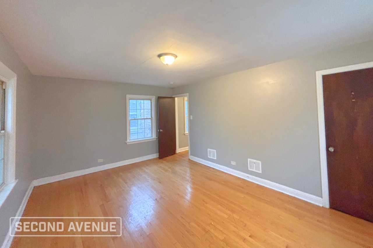 10159 S Rhodes Ave - Photo 7 of 16