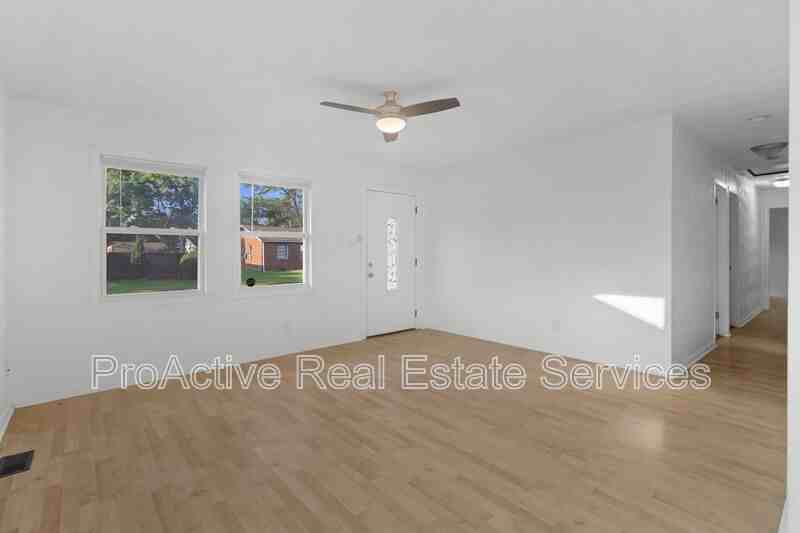 905 Tifton St - Photo 3 of 10