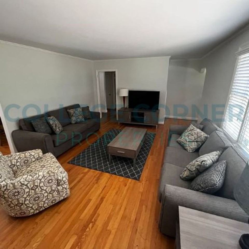 1253 Brookwood Dr - Photo 2 of 13