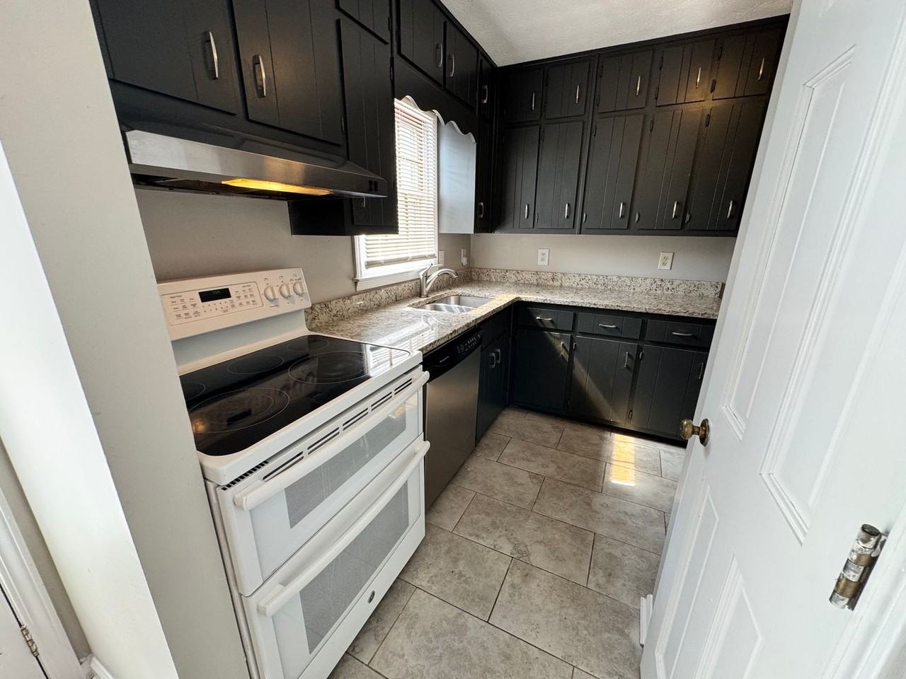 2180 Kings Gate Cir Apt B - Photo 7 of 26