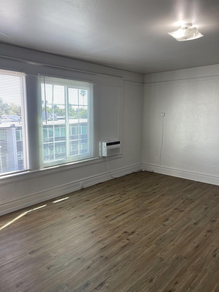 545 N. California St - Photo 2 of 15