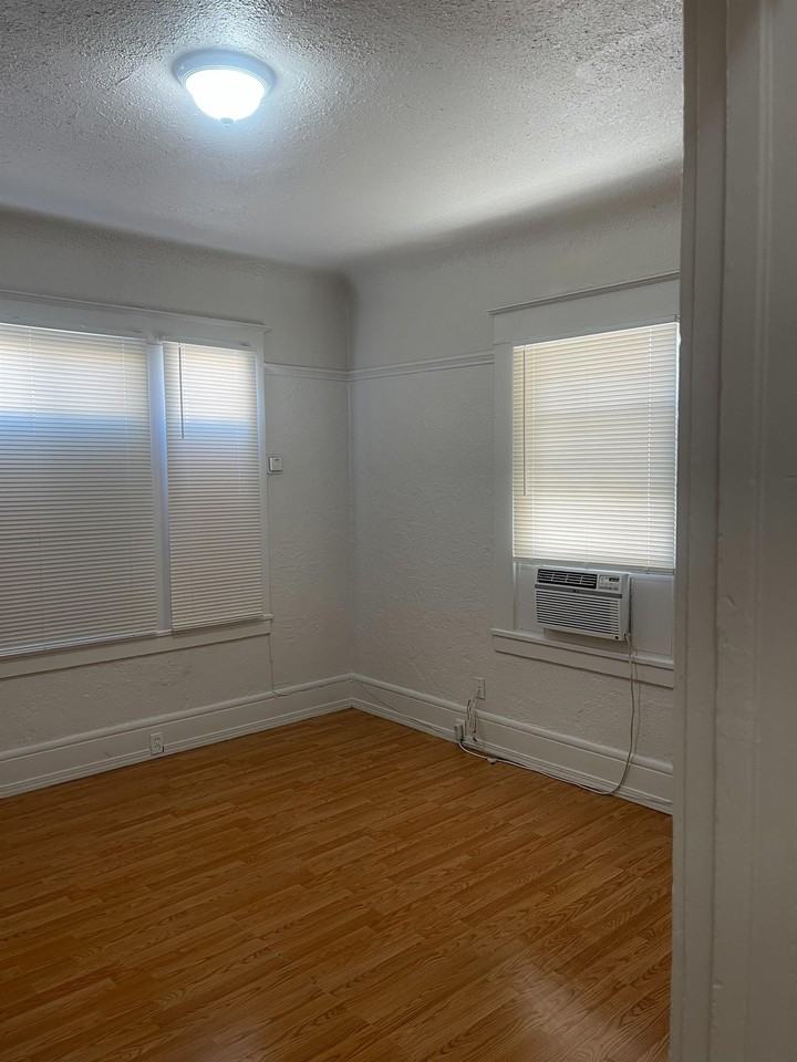 436 E. Oak St - Photo 2 of 14